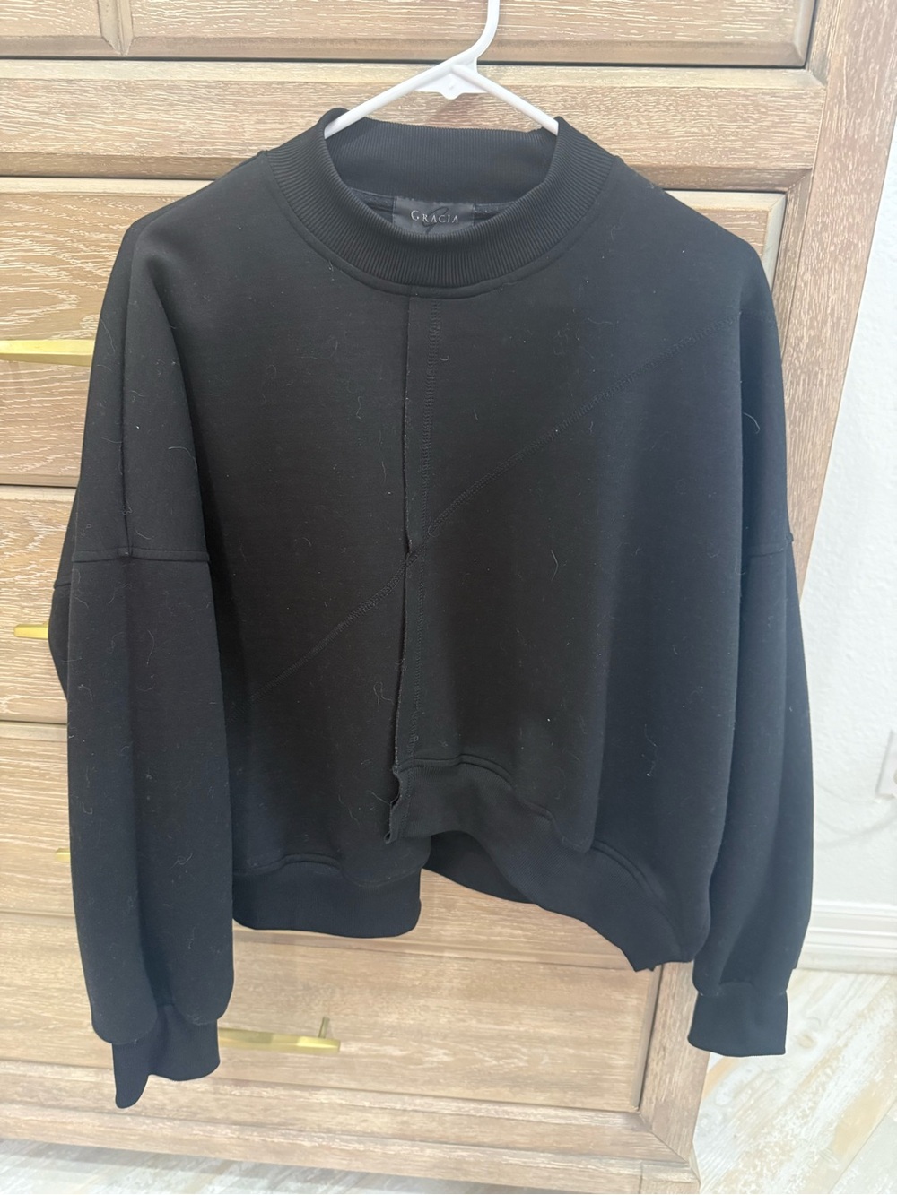 Gracia Black Cropped Crewneck Sweatshirt
